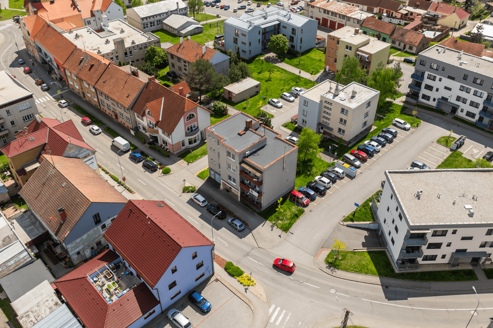 Letecký záběr ulice a okolí nemovitosti v Miroslav