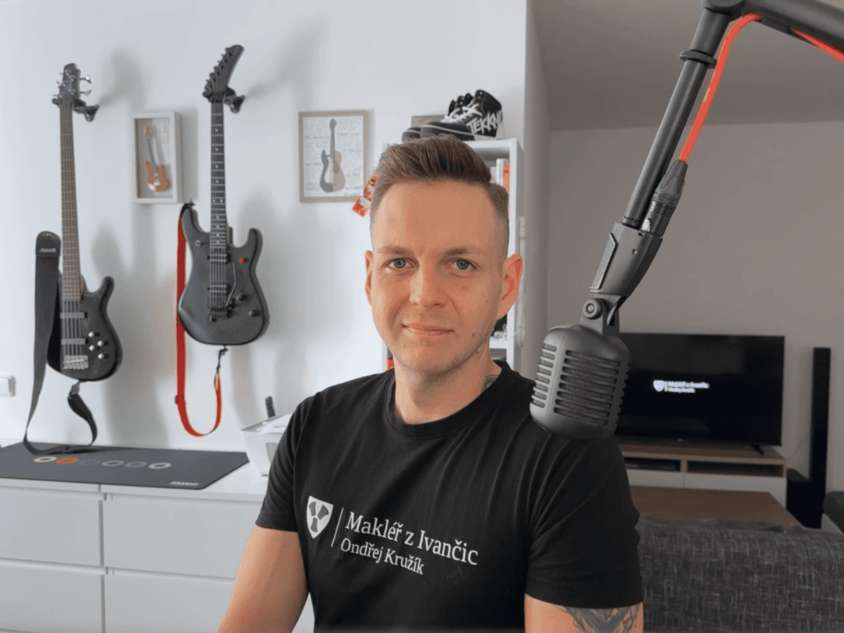 Ondřej Kružík ve své pracovně, pohled z webkamery